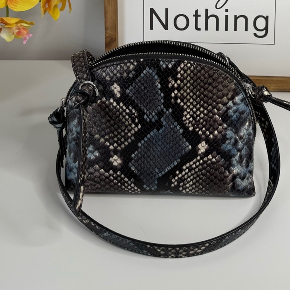 🐍 Banana Republic Snake Print Crossbody Bag – Chic & Edgy - Picture 1 of 4